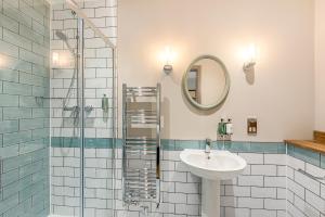 een badkamer met een wastafel en een spiegel bij Charlcombe Inn in Bath