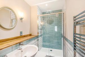 een badkamer met een wastafel en een douche bij Charlcombe Inn in Bath