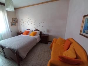 sypialnia z łóżkiem i kanapą w obiekcie Casa Guerrino w mieście LʼAquila