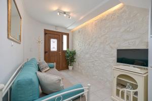 Televízia a/alebo spoločenská miestnosť v ubytovaní Geolenas Home - Naxian Old Agora