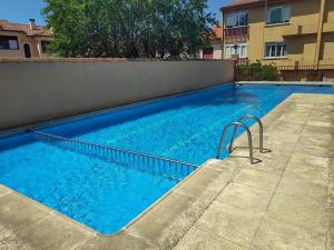 Bazén v ubytování Apartamento céntrico con piscina nebo v jeho okolí