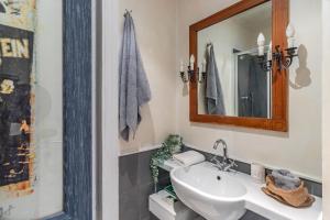 La salle de bains est pourvue d'un lavabo et d'un miroir. dans l'établissement Monserrato Historical by Campo de' Fiori, à Rome