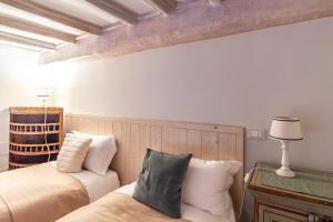 - une chambre avec deux lits et un canapé dans l'établissement Monserrato Historical by Campo de' Fiori, à Rome