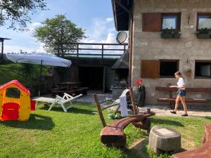 uma mulher andando no quintal de uma casa em Chalet Maso Pino em Castello Tesino