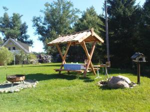 einen hölzernen Pavillon mit einem Picknicktisch im Hof in der Unterkunft Haus Mareén in Graal-Müritz