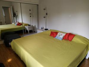 Posteľ alebo postele v izbe v ubytovaní Fully renovated, family-friendly apartment, next to a huge green park, in Athens center