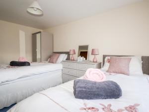 a bedroom with two beds with pink towels on them at Casa Mia in Charlestown