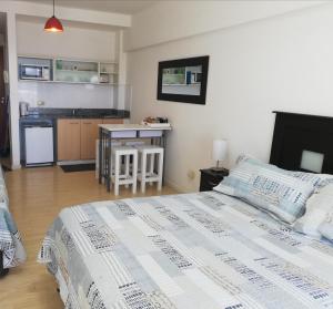 1 dormitorio con 1 cama y cocina pequeña en AiresSoho1160 en Buenos Aires