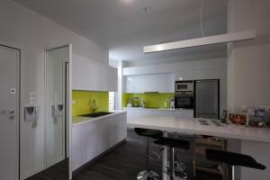 Kuchyňa alebo kuchynka v ubytovaní Fully renovated, family-friendly apartment, next to a huge green park, in Athens center