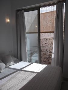 - une chambre avec un lit et une grande fenêtre dans l'établissement Can Tianyico, à Sa Pobla