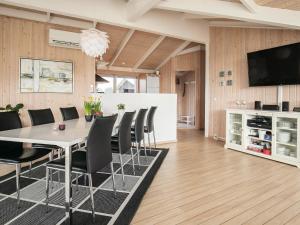 Saltumにある8 person holiday home in Saltumのダイニングルーム(テーブル、椅子付)