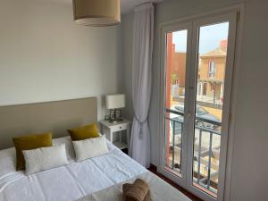 een slaapkamer met een bed en een balkon bij VILLA MARIE Agradable y tranquila MAISON con piscina in Corralejo
