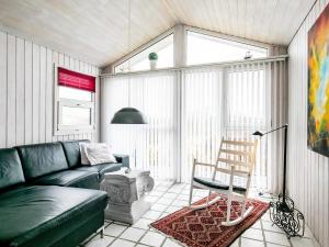 ブロックフスにある6 person holiday home in Blokhusのリビングルーム(ソファ、椅子付)