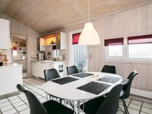 ブロックフスにある6 person holiday home in Blokhusのキッチン、ダイニングルーム(白いテーブル、椅子付)