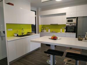 Kuchyňa alebo kuchynka v ubytovaní Fully renovated, family-friendly apartment, next to a huge green park, in Athens center
