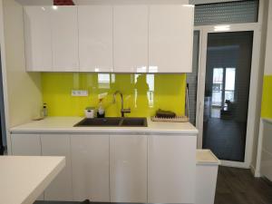 Kuchyňa alebo kuchynka v ubytovaní Fully renovated, family-friendly apartment, next to a huge green park, in Athens center