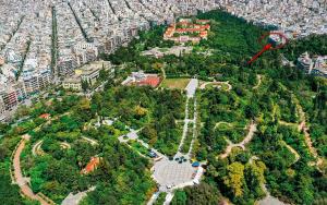 een luchtzicht op een park in een stad bij Fully renovated, family-friendly apartment, next to a huge green park, in Athens center in Athene