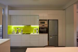 Kuchyňa alebo kuchynka v ubytovaní Fully renovated, family-friendly apartment, next to a huge green park, in Athens center