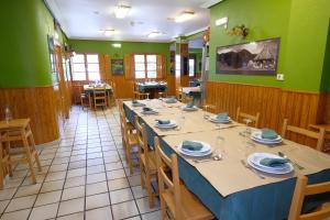 a dining room with a long table and chairs at Hotel Restaurante Casa Manolo in Páramo