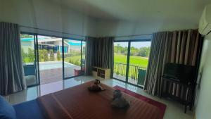 Postel nebo postele na pokoji v ubytování Lom Lay Beach Front Pool Villa Chaam, Huahin