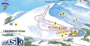 un mapa de una pista de esquí con montañas en white appartament, en Bagnolo Piemonte