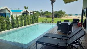 Bazén v ubytování Lom Lay Beach Front Pool Villa Chaam, Huahin nebo v jeho okolí