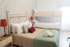 um quarto com 2 beliches e uma escada em Casa rural La bodega em Alicante