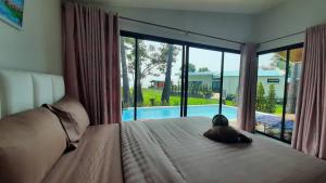 Bazén v ubytování Lom Lay Beach Front Pool Villa Chaam, Huahin nebo v jeho okolí