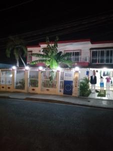 uma casa com luzes em frente a uma cerca em RECIDENCIAL MIGNOLI em Boca Chica