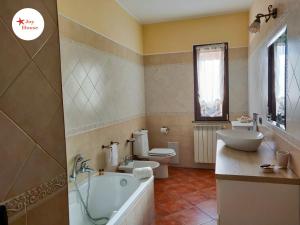 Un baño con bañera, inodoro y lavabo. en Joy House, en Porto Torres 44 fotos más