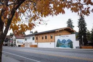 a building on the side of a road at Enchantment Lodges - 5 min walk to downtown in Leavenworth