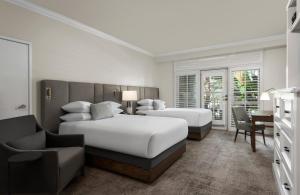 um quarto com 2 camas, uma secretária e uma cadeira em L'Auberge Del Mar Resort and Spa em San Diego