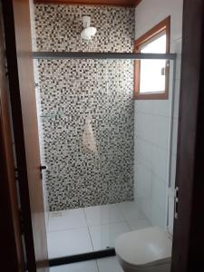 a bathroom with a shower with a toilet at Linda casa 3 quartos Castelhanos ES in Anchieta