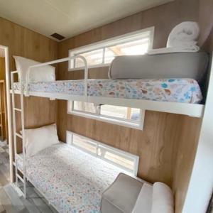 Двухъярусная кровать или двухъярусные кровати в номере Tathra Beach Eco Camp