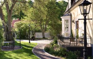 a house with a street light next to a garden at Kaptensvillan in Kalmar