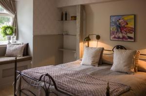 Un dormitorio con una cama con almohadas. en Kaptensvillan, en Kalmar