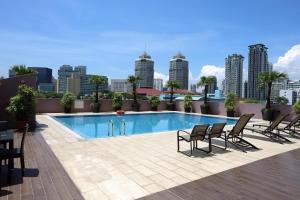 una piscina en la azotea de un edificio en Value Hotel Thomson en Singapur