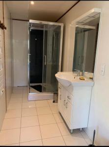 Koupelna v ubytování Magnifique bas de villa deux chambres situé prés des plages et du golf + 65 fotografií