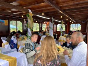 un grupo de personas sentadas en mesas en un restaurante en Hospedaje encanto del lago en González Suárez