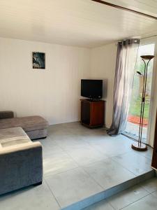 TV a/nebo společenská místnost v ubytování Magnifique bas de villa deux chambres situé prés des plages et du golf