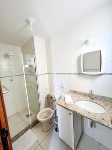 un bagno con wc, lavandino e doccia di Eu Amo Arraial Hospedagem - Prainha 3 Quartos com Ar condicionado ad Arraial do Cabo Altre 33 foto