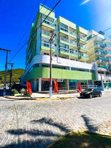 un'auto parcheggiata davanti a un edificio di Eu Amo Arraial Hospedagem - Prainha 3 Quartos com Ar condicionado ad Arraial do Cabo