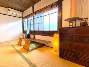 京都市にあるゲストハウス 木音のテーブルと窓のあるリビングルーム