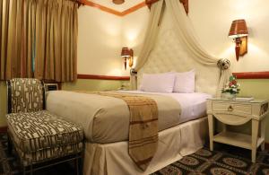 Postel nebo postele na pokoji v ubytování Camelot Hotel Quezon City powered by Cocotel