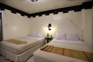 Postel nebo postele na pokoji v ubytování Camelot Hotel Quezon City powered by Cocotel