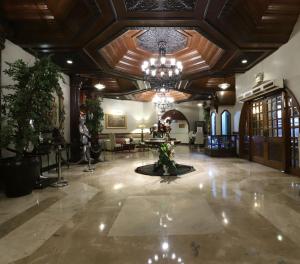 Lobbyen eller receptionen på Camelot Hotel