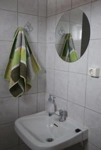bagno bianco con lavandino e specchio di Grundarfjördur Hostel a Grundarfjordur