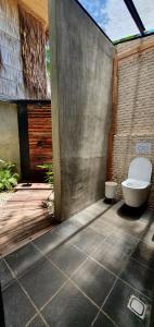 uma casa de banho com um WC sentado num pátio em Bongo Bongo Divers em Dauin