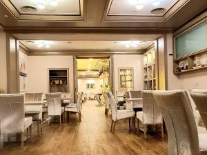 a dining room with tables and chairs and a mirror at Nordischer Hof in Krakow am See