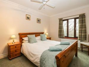 Un dormitorio con una cama grande y una ventana. en The Skilling, en Bridport